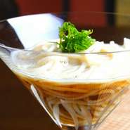 清涼感あふれるコースの一品、黒豆を練りこんだ変わり種のそうめん。そうめんだしをエスプーマで泡立ててあり、新食感が楽しめるそうめんとなっています。