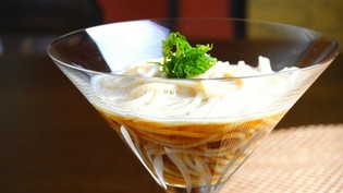 エスプーマで泡立てた新感覚のだしで味わう『黒豆そうめん』