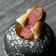 フレンチ・焼肉の世界で活躍した熟練の料理人が、エンターテイメント性に満ちた食を提案する【牛に金棒】。ワンランク上のデートを繰り広げたい、という場面にも重宝できる一軒です。