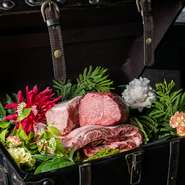 その日訪れるゲストのために、熟練の料理長が目利きしたお肉を贅沢に楽しめる【牛に金棒】。大切パートナーに特別な夜にはいつもと一味違う体験を贈りたい…。そんな記念日にこそ利用したい一軒です。