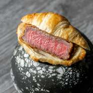 ヒレとバターとの相性に着目したメニュー。「近江牛」ヒレ肉のカツを、風味豊かなクロワッサンが包み込む、【牛に金棒】ならではのカツサンドです。