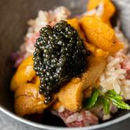 「近江牛」ミスジを使った炊き込みご飯。米が踊るように炊きあがり、ムラなく仕上がる銅の羽釜を使用。お米は新潟県産「新之助（しんのすけ）」を採用しています。贅沢なトッピングも印象的です。