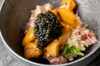 贅沢なトッピングをあしらった『羽釜　近江牛炊き込みご飯』