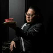 良いお肉を扱うだけでなく、“よりおいしく楽しんでいただく”ことを意識。タレにもフランス料理の技法を取り入れるなど、さまざまなジャンルの技法を取り入れ、お肉の魅力を引き出しています。