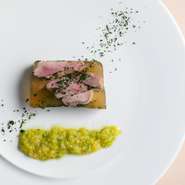 お店のコンセプトは、地場の旬菜をコース仕立てで楽しんでもらうこと。フレンチ、イタリアン、ドイツ料理の要素が散りばめられた、枠にとらわれない発想で紡がれる洋食こそが【gariee】の真骨頂です。