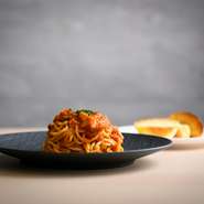 食材は中央卸売市場や生産者の元に足を運んで吟味しています。イエローカリフラワー、コウタイサイなどの地場野菜も。パスタには、登別にある【望月製麺所】から仕入れる道産小麦100％の生パスタを使用しています。