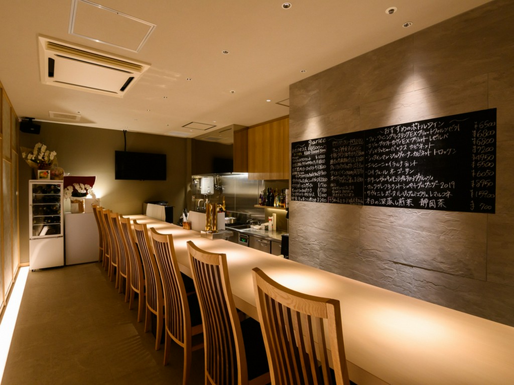 ときには夫婦で。美食に気分高まる、幸せなひとときを