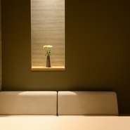 3～5名で利用できる個室を完備。シンプルな設えが洗練された雰囲気を醸し出しています。軽やかに流れるようなコース料理を味わいながら、落ち着いて過ごす時間。大切な商談の席にもふさわしいお店です。