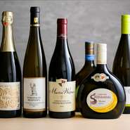 ワインは、ドイツ産をはじめとする欧州の銘柄を中心にシェフ自ら厳選。ほかにも、ラムやウィスキー、大葉のノンアルコールカクテル、南部鉄器で入れる八女茶など、食中でも楽しめるドリンクが揃います。