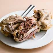 ドイツ料理を代表する家庭料理『アイスバイン』は、アラカルトでのみ楽しめる逸品。恵庭豚のすね肉を8日間塩漬けにした後、4時間じっくり煮込んでいます。旨みをたっぷり蓄えた柔らかい肉は、ワインとの相性も抜群。