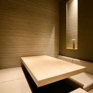 「大人たちが遊びにくる場所」を意識したという店内は、シンプルで洗練されていながらも気負いなく過ごせる空間。明日への活力がもらえるような、温かなもてなしに満ちた洋食店です。