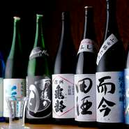 青森の『田酒』、三重の『而今』、広島の『雨後の月』など、日本全国の蔵元でつくられている日本酒。各地域ごとに味の違いを楽しむことができます。期間限定の一本も用意。