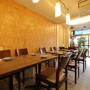 周囲には住宅が建ち並び、幅広い年代の方が過ごしています。そのため、家族揃っての昼食や夕食にぴったり。家庭的な雰囲気なので、子どもを連れて気軽に訪れることができます。