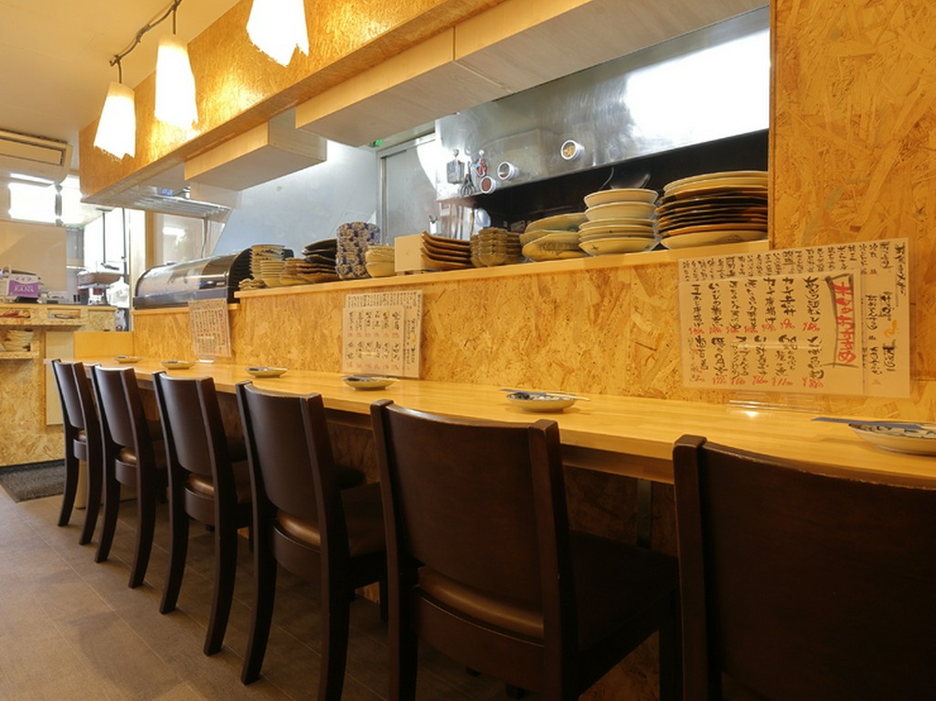 ランチタイムに仕事終わりに一人でフラッと通いやすい