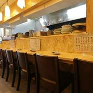 お一人様の醍醐味ともいえる、カウンター席での食事。黙々と食べたいランチにも、仕事終わりの一人飲みにもオススメです。その日仕入れた食材によって変わる一品料理も、ぜひ。