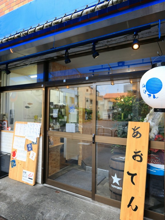 活気あふれる店内で、笑いながら食事と向き合えるひととき