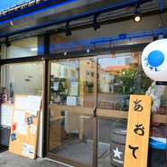 ガラス張りの扉からは、店の様子を見ることができます。初めてでも入りやすい明るい声かけで、思わずこちらも笑顔に。毎日訪れても飽きの来ない、身体に優しい料理が並びます。