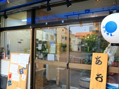 活気あふれる店内で、笑いながら食事と向き合えるひととき