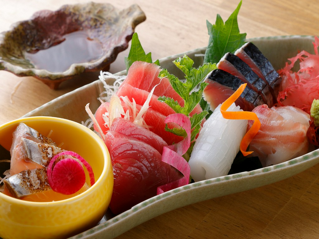 旬の魚介を使って彩りも華やかに仕上げた『お刺身盛り合わせ』