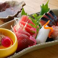 鮪や白身、イカやカツオなど、その時季の旬を盛り合わせた選りすぐりの一皿。産直ならではの新鮮な魚介を、たっぷり楽しむことができます。最初に注文したい一品。