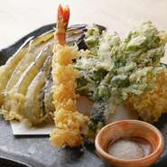 表面はサクサクッと香ばしく、内側はふんわりしっとり。その食感の違いが大きければ大きいほど、おいしさの相乗効果が生まれます。歯触りも軽やかに、天ぷらを満喫。