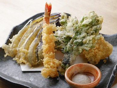 野菜や海老、新鮮な食材をカラッと揚げた『天ぷら盛り合わせ』