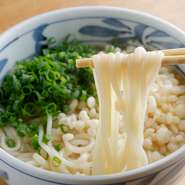 長崎・五島の特産品。むっちりとした食感で食べ応えがあります。艶やかで喉越しの良いうどんは、〆にぴったり。あっさりとしただしに、ネギと揚げ玉をたっぷり乗せていただきます。