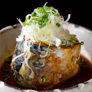 ランチタイムには、丼や定食など手軽に食べられお腹も一杯になる料理を色々揃えています。画像は『鯖味噌定食』のメイン料理となる「鯖味噌」。鯖の身は柔らかくほろりと崩れ、口の中には味噌の風味が広がります。