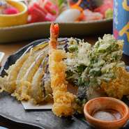 新鮮な魚を扱うため、鮮魚は産直にこだわります。獲れたての魚が送られるため、鮮度の良さは折り紙付き。刺身はもちろん焼いても煮ても絶品です。生で食べられる魚介を、全ての料理に惜しみなく使用。