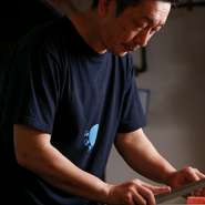 「友人宅に遊びに行くような感覚で来てほしい」と話します。調理で慌ただしくしている店主ですが、手が空いているときには気軽に話しかけてみて。その会話から、店主の人の良さを感じられます。