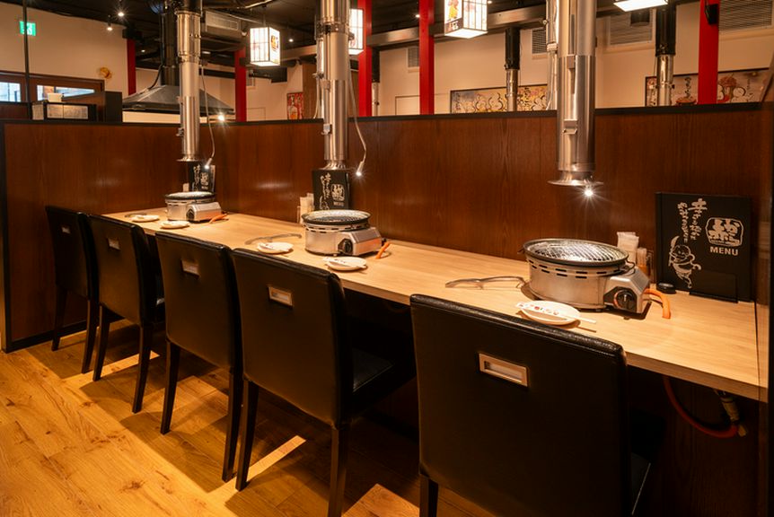 日常を感じさせない居心地のよいカウンターで、ごゆっくりと。