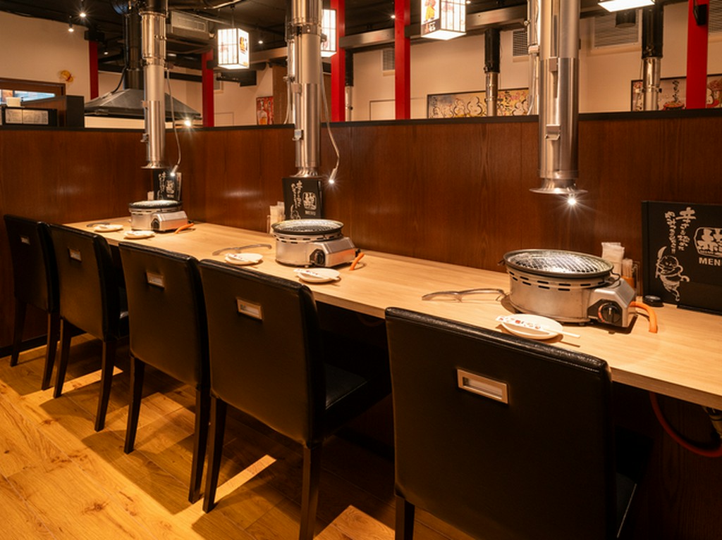 日常を感じさせない居心地のよいカウンターで、ごゆっくりと。