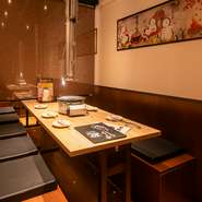 壁に掛けられた、店内所々描かれた子鬼のアートは遊び心満点☆人数に合わせてレイアウト変更も可能です。ご宴会・打ち上げ・同窓会の飲み会や二次会にもご対応致します。