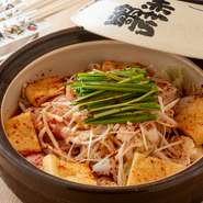 ※２人前より承ります
秘伝のブレンド味噌と赤唐辛子を使用した甘辛いお鍋。選べる辛さ11段階！

【9種類の具材入り】
国産牛ホルモン・豚バラ・つくね・油揚げ・豆富・白菜・白ネギ・ニラ・もやし
