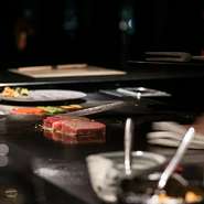鉄板焼と寿司に対して、専門の料理人が存在しています。それぞれの料理人が切磋琢磨しながら高めていく一皿。カウンター席では、二人の料理によるパフォーマンスを目の前で楽しむことができます。