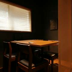 空間を確保できるように、半個室として使えるテーブル席を完備