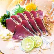 季節に応じた、高知の恵みを様々な料理でご提供しております。カツオのタタキをはじめとする代表料理はそのままに、"旬の魚介"、"旬野菜"、などを季節に応じてご提供しております。是非、お立ち寄りください。