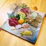 本日の鮮魚　店員にお尋ねください:1280円～
マグロのネギ塩和え：900円
もずくとりゅうきゅうの酢物：550円
海鮮サルサ スイートチリ和へ：1100円
山芋キムチ：550円
ニラのおひたし 卵黄のせ：600円