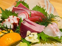 冷しピーマン ねぎ肉味噌：800円
鉄火巻き 中巻き：980円
甲イカの握り(4貫)：750円
甲イカの握り 雲丹のせ(4貫)：1100円
初ガツオのレア竜田揚げ：990円
真鯛の雲丹巻き磯部天：1200円
ズッキーニの天婦羅：650 
