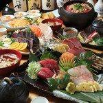 鮮魚の刺身3種盛り合わせや生カツオの藁焼き塩タタキ、鰆の漬け焼きなど全8品が楽しめるコース