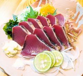 新鮮な刺身3種盛り合わせ、生カツオの藁焼き塩タタキなど、土佐の逸品がたっぷり♪