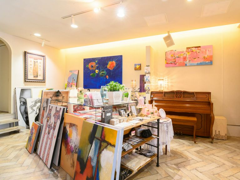 オーナー厳選の絵画やアンティーク雑貨も見逃せない！