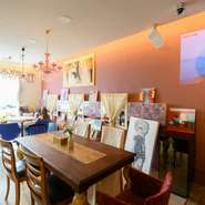 元々美容室を営んでいた竹田さんが、美容室に併設してオープンしたカフェだけあって、美容室帰りのゲストが多数。「髪を綺麗にした後、ゆっくりとくつろいでほしい」という思いが込められています。