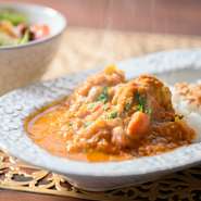 ルーを使わず、トマトと玉ねぎだけをじっくりと炒めてスパイスを合わせ、長時間1日かけて煮込んだカレーが絶品。10種類のスパイスが織りなす、その絶妙なハーモニーが食べる者を魅了してやみません。