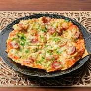 道産の小麦粉を使い、一日がかりで発酵させて生地からつくるオリジナルピッツァ。その日によってミックスだったり、シーフードだったり、トッピングが変わるのも楽しみの一つです。