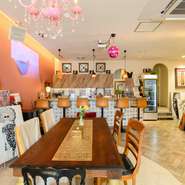 美容室を利用後、ランチやディナーをしながら絵画や雑貨を楽しめるカフェ。「髪はもちろん、体の中まで綺麗になってほしい」という竹田さんの心が伝わる、温かみのある雰囲気が心地よいお店です。