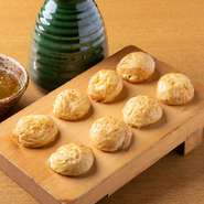 当店看板メニューの明石焼きは、穴子・うなぎ・海老・イカ・タコ・明太子の全6種ご用意しております。特製のお出汁にひたしてお召し上がりください。