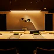 カウンター席であれば、どの席からでも職人の所作を眺めつつ食事を楽しめます。シックでモダンな店内は、華やかさを身に纏った女性たちをより一層輝かせてくれることでしょう。