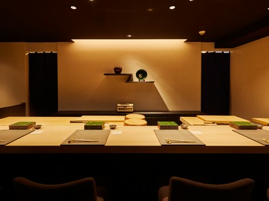 職人の颯爽とした姿を前にしながら、二人で寿司を摘まむ