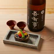 記念日だからこそ、特別な日本酒はいかが？日本酒の徹底した温度管理を行う酒店とコラボを組むことで、日々の天候、食材に合わせたペアリングを提案してもらえます。オリジナル日本酒もあるので、記念日にはぜひ。